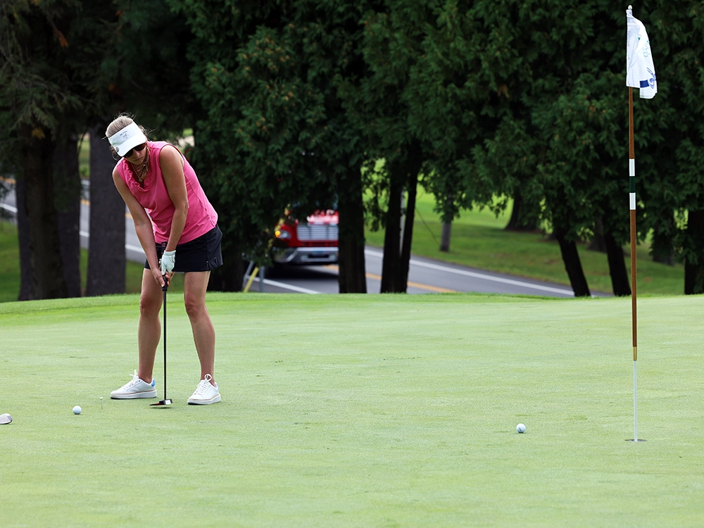 Woman on golf course (1000x750 px news image)