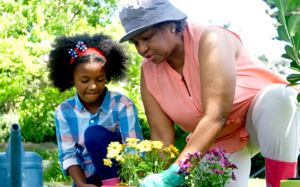 vidoes-videogrid-woman and girl in the garden .webp