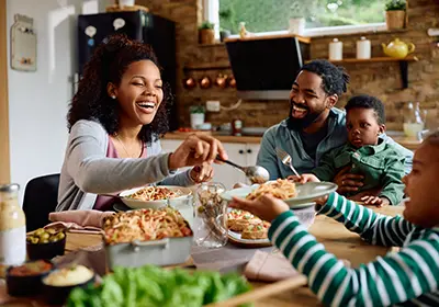 Family at dinner (400x280 card)