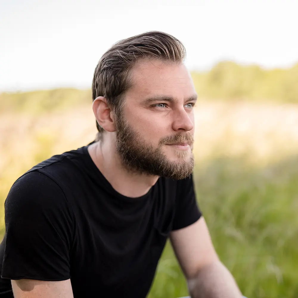 Bearded man (1000x1000 Hero image)